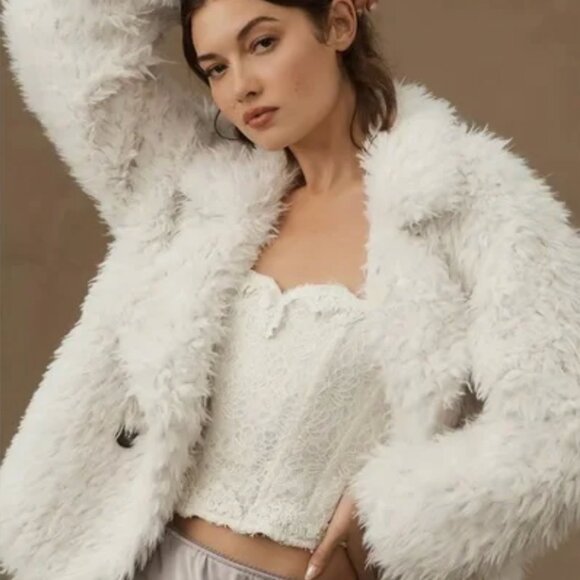 NWT ANTHROPOLOGIE OVERSIZED WHITE FAUX FUR JACKET LARGE - Picture 2 of 5
